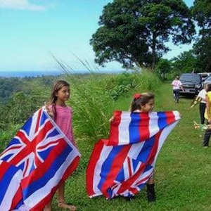 Unsere originalgetreue Hawaiianische Flagge - Ku`u Hae Aloha - die Flagge, die Hawai`i` turbulente Geschichte trägt.