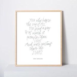 Puede incluir: Una impresión enmarcada con fondo blanco y texto negro. El texto dice: "Tú que escuchas el grito de TODOS. Tú encuentras un camino hacia nosotros que es más rápido que la LUZ y más constante que las ESTRELLAS.  Soren Kierkegaard"