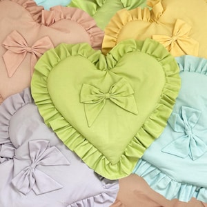 Muestra de cojín con forma de corazón y volantes, venta de decoración para dormitorio de niña, accesorio rosa para sala de estar, almohada estética con lazo para dormitorio