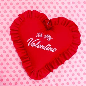 Cojín bordado en forma de corazón Be My Valentine, bonito y coqueto adorno para habitación, regalo rosa para novia, accesorio para dormitorio femenino, almohada con forma de corazón de amor