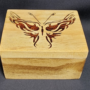 Boîte cadeau papillon tribal brûlé sur bois fait main, boîte souvenir, boîte à bijoux, boîte de rangement