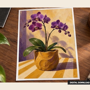 Może przedstawiać: Prostokątny wydruk artystyczny przedstawiający obraz fioletowej orchidei w teksturowanej doniczce w kolorze musztardowym. Orchidea stoi na powierzchni w żółto-białe paski, na tle z miękkimi żółtymi i fioletowymi cieniami.