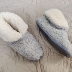 Pantuflas de lana acogedoras ecológicas para mujer: pantuflas de lana merino gris claro para invierno: botines de piel de oveja extra cálidos y gruesos