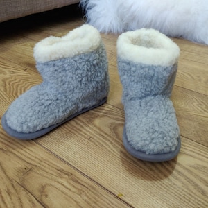Pantoufles en pure laine de mouton mérinos grises écologiques pour femmes/hommes/chaussons en peau de mouton naturelle - Semelle antidérapante - Cadeau de Noël et d'anniversaire