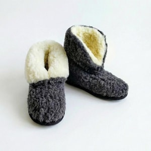 Pantofole unisex in lana merino grigio scuro / Stivaletti ecologici caldi da uomo e da donna / Pantofole da casa con polsini in lana soffice / Regalo sostenibile