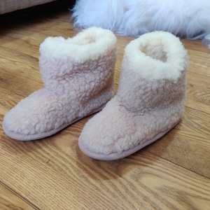 Pantoufles en pure laine de mouton mérinos écologiques beiges pour femmes/hommes/chaussons en peau de mouton naturelle - Semelle antidérapante - Cadeau de Noël et d'anniversaire