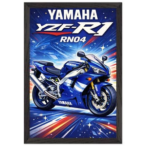 Könnte beinhalten: Gerahmter Druck mit einem blauen Yamaha YZF-R1 Motorrad. Das Bild zeigt das Yamaha-Logo und den Text "YZF-R1 RNO4" in Weiß. Der Hintergrund hat blaue und rote Streifen mit Sternen.