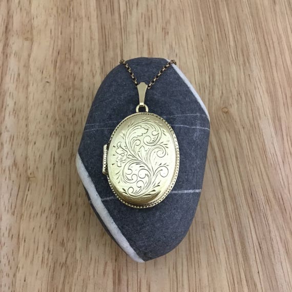 Locket,vintage locket,gold locket,engraved locket,