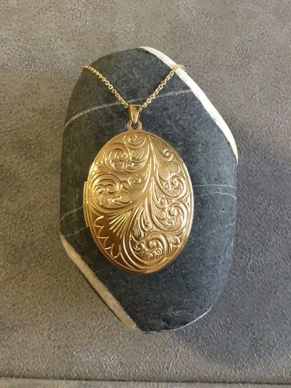Vintage oval gold locket, large gold locket, engra