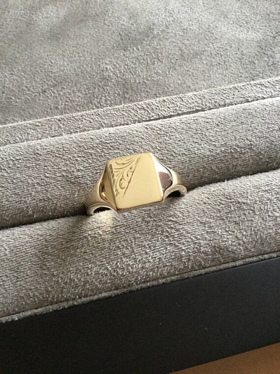 Gents gold signet ring, vintage gold signet ring,e