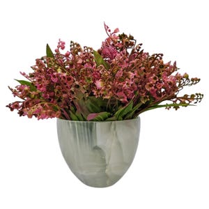 Puede incluir: Un ramo de flores rosas en un jarrón de mármol blanco y verde.