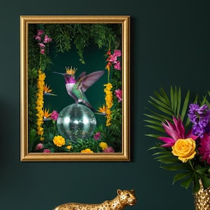 Arte de pared de colibrí con bola de discoteca / Impresión de pájaro coronado de la jungla / Decoración maximalista audaz / Obra de arte colorida de la reina tropical