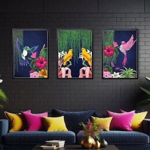 Juego de 3 impresiones artísticas maximalistas tropicales vibrantes: juego de pósteres de jungla botánica y aves exóticas en azul marino, rosa y amarillo