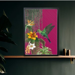 K&ouml;nnte beinhalten: Ein gerahmter Druck eines Kolibris mit gr&uuml;nen und gelben Federn, der in der N&auml;he einer gelben Blume mit gr&uuml;nen Bl&auml;ttern schwebt. Der Hintergrund ist leuchtend pink.