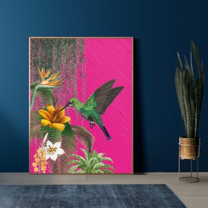 Impresión artística maximalista tropical de un colibrí rosa intenso / Póster de jungla brillante y audaz / Colibrí verde sobre un fondo de follaje selvático