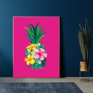 Könnte beinhalten: Ein Aquarellbild eines Ananasses mit gelben und rosa Blüten auf einem leuchtend rosa Hintergrund.