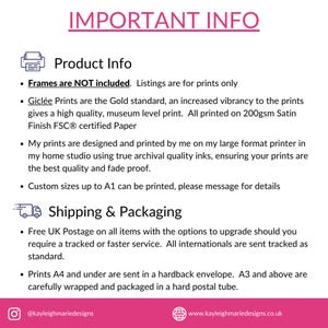 Op de afbeelding: Belangrijke informatie over prints, inclusief dat frames niet zijn inbegrepen, het drukproces en verzenddetails. De tekst vermeldt dat prints worden gemaakt op 200gsm Satin Finish FSC&reg;-gecertificeerd papier en worden gedrukt met archiefkwaliteit inkt. Gratis verzending in het Verenigd Koninkrijk wordt aangeboden, met opties voor track & trace of snellere verzending. Prints A4 en kleiner worden verzonden in een stevige envelop, terwijl prints A3 en groter worden verpakt in een stevige verzendbuis.