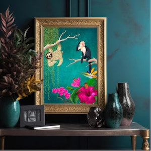 Puede incluir: Una impresión enmarcada con un fondo azul verdoso que presenta un perezoso colgado boca abajo y un mono de cara blanca posado en una rama. Las flores tropicales y el follaje se representan en tonos vibrantes de rosa, rojo y amarillo.