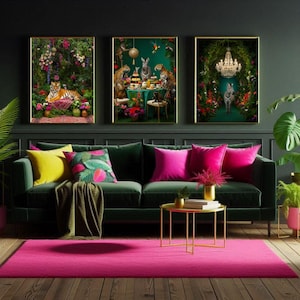 Op de afbeelding: Drie ingelijste kunstprints met grillige scènes van dieren in weelderige tuinen. Een tijger, een zebra en luipaarden worden afgebeeld in levendige kleuren. De prints hangen boven een groene fluwelen bank met kleurrijke kussens, een gouden bijzettafel en een felroze vloerkleed.