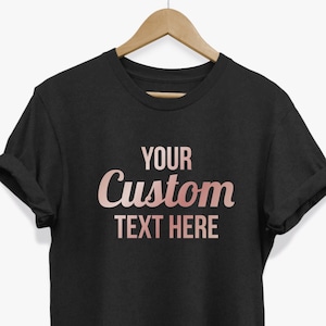Könnte beinhalten: Schwarzes T-Shirt mit einem roségoldenen Foliendesign, auf dem "YOUR Custom TEXT HERE" steht.