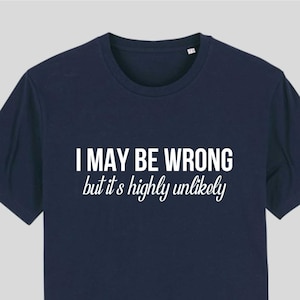 Peut inclure: Un t-shirt bleu marine avec un texte blanc qui dit "Je peux me tromper mais c'est très improbable".