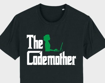 Puede incluir: Camiseta negra con el texto "The Codemother" en una fuente blanca estilizada. Una silueta verde de una persona usando una computadora portátil está colocada encima de la palabra "Codemother". La camiseta es de cuello redondo.