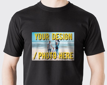 Könnte beinhalten: Schwarzes T-Shirt mit einem gelben Rechteck, das den Text "YOUR DESIGN / PHOTO HERE" und ein Foto einer Familie am Strand enthält.