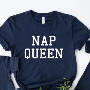 Nap Queen T-Shirt, Geschenk für einen Schlafliebhaber, Nickerchen Königin, bequemes T-Shirt, Nap Love, Need a Nap, I love Naps