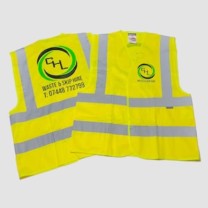 K&ouml;nnte beinhalten: Zwei gelbe Sicherheitswesten mit reflektierenden silbernen Streifen. Die Westen haben ein gr&uuml;nes und schwarzes Logo mit der Aufschrift "CHL Waste & Skip Hire" und eine Telefonnummer "T: 07448 772799".