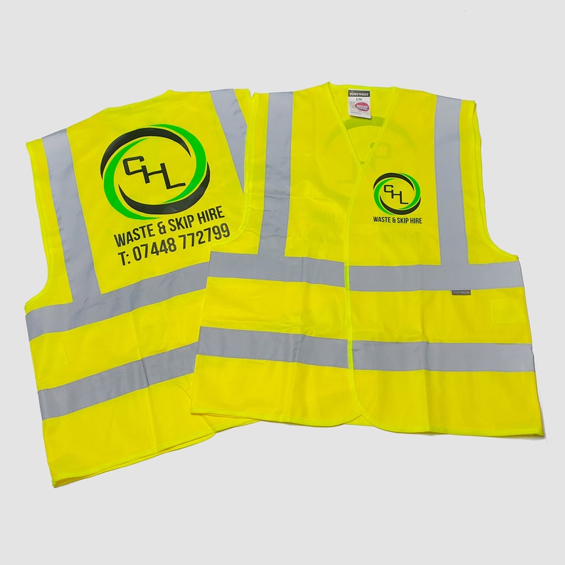 K&ouml;nnte beinhalten: Zwei gelbe Sicherheitswesten mit reflektierenden silbernen Streifen. Die Westen haben ein gr&uuml;nes und schwarzes Logo mit der Aufschrift "CHL Waste & Skip Hire" und eine Telefonnummer "T: 07448 772799".