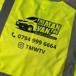 K&ouml;nnte beinhalten: Eine leuchtend gelbe Sicherheitsweste mit schwarzen reflektierenden Streifen. Die Weste hat ein schwarzes Logo mit der Aufschrift "The Man With The Van" und den Text "Reliable & Affordable". Die Weste hat auch eine Telefonnummer und einen Instagram-Handle: "0794 999 6664" und "TMWTV".