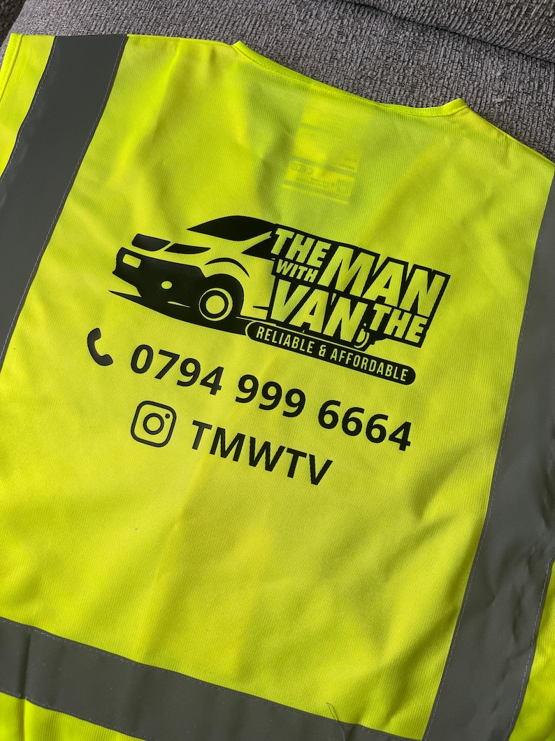 K&ouml;nnte beinhalten: Eine leuchtend gelbe Sicherheitsweste mit schwarzen reflektierenden Streifen. Die Weste hat ein schwarzes Logo mit der Aufschrift "The Man With The Van" und den Text "Reliable & Affordable". Die Weste hat auch eine Telefonnummer und einen Instagram-Handle: "0794 999 6664" und "TMWTV".