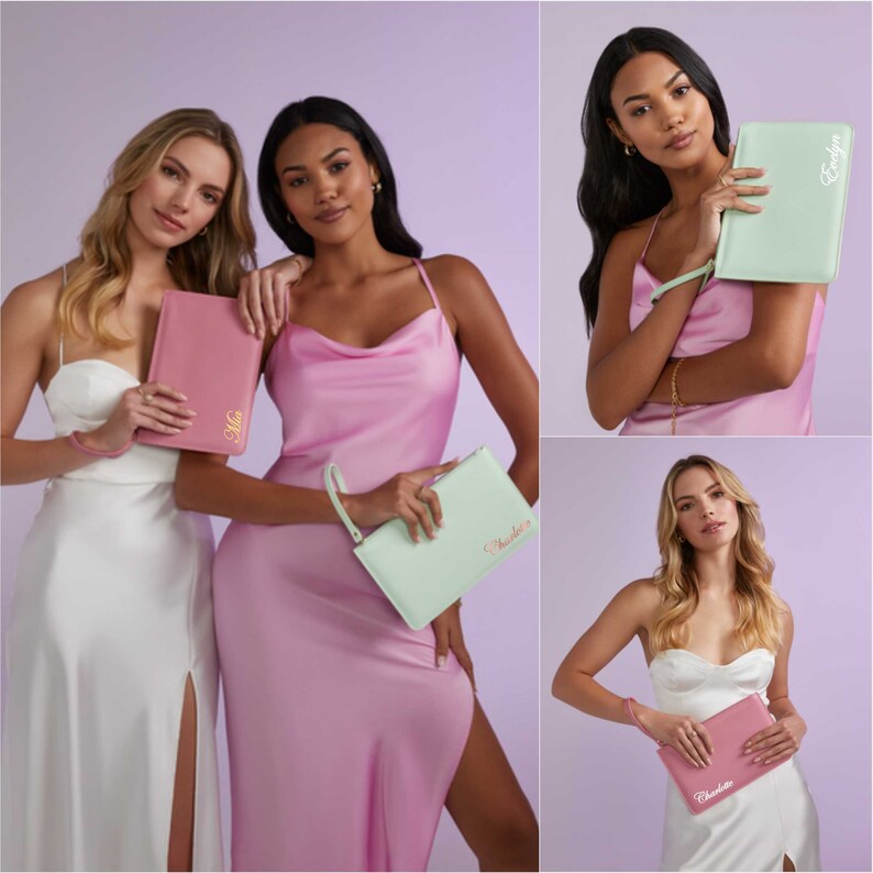 Op de afbeelding: Drie vrouwen houden gepersonaliseerde clutches vast. De clutches zijn in pastelkleuren en hebben de namen "Mia", "Charlie" en "Evelyn" erop geschreven in gouden letters.