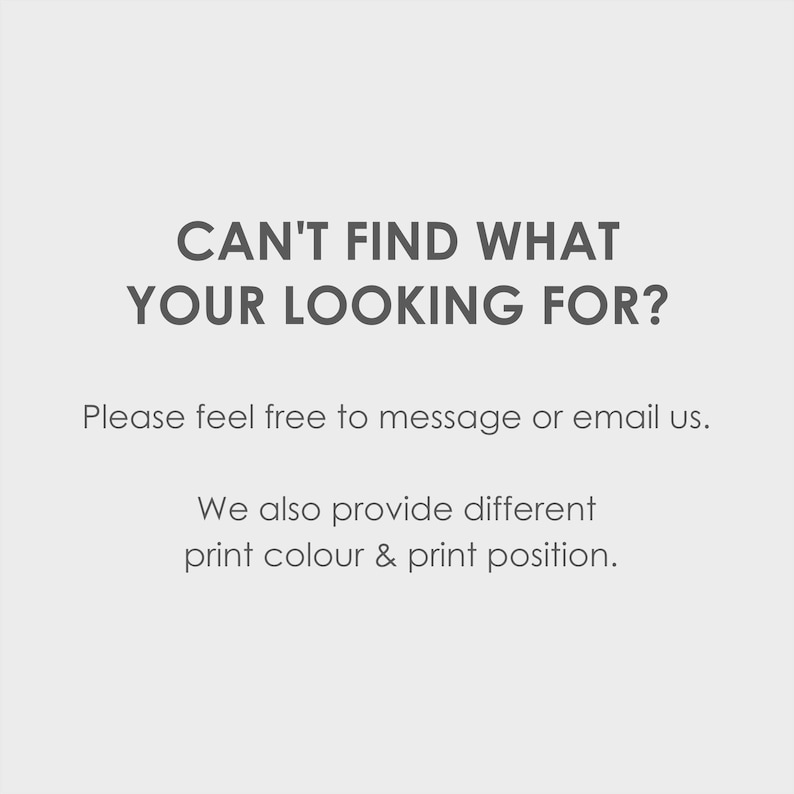 Op de afbeelding: Tekst op een witte achtergrond die luidt: "Kan je niet vinden wat je zoekt? Aarzel niet om ons een bericht of een e-mail te sturen. We bieden ook verschillende printkleuren en printposities aan."