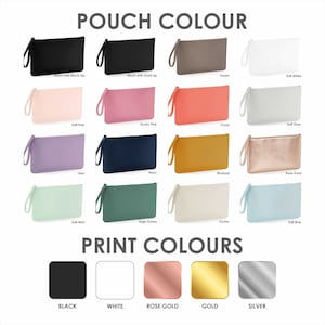 Op de afbeelding: Een tabel met verschillende kleuren voor pouches en printkleuren. Pouch kleuren omvatten zwart met zwarte rits, zwart met gouden rits, taupe, zacht wit, zacht roze, poederroze, koraal, zacht grijs, lila, marineblauw, mosterd, roosgoud, zachte mint, saliegroen, oester en zacht blauw. Printkleuren omvatten zwart, wit, roosgoud, goud en zilver.