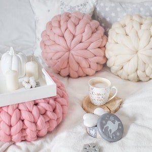 Chunky Knit Pillow, Decorative Pillow, Decorative Cushion, Gift for her, Housewarming gift, Round Pillow, Merino wool, Extreme knitting