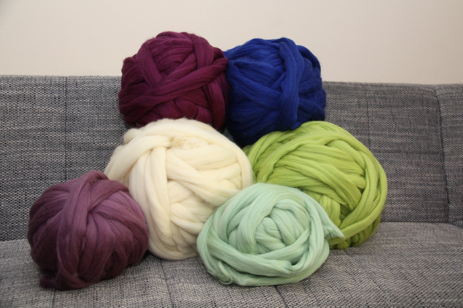  Light Gray Arm Knitting Yarn,1kg/2.2lbs Super Chunky Bulky Yarn, Chunky Wool Yarn,Hand Knit Yarn,Giant Knit Yarn,Bulky Roving Yarn,Extreme  Knitting for Blanket,Rug,Scarf,Cat Bed
