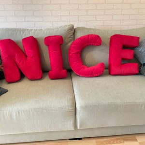 Travesseiro inicial personalizado, almofada com letras, travesseiro grande com alfabeto, travesseiro com monograma de bebê, decoração de berçário, novo presente de bebê, decoração de quarto infantil
