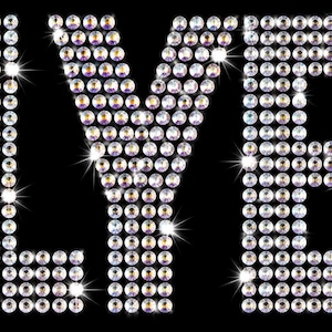 Op de afbeelding: Het woord FLYER is gespeld in een raster van sprankelende, heldere, ronde strass-steentjes tegen een effen zwarte achtergrond. Elke individuele steen reflecteert het licht, wat een helder, veelzijdig effect creëert dat de blokletters vormt.