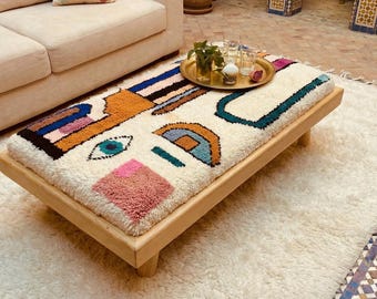 Banco e mesa de centro marroquinos artesanais modulares – tecido kilim geométrico boho sobre base rústica de madeira natural com pés cilíndricos.