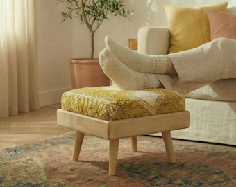 Taburete marroquí de lana hecho a mano | Banco tribal | Madera de cedro natural | Amarillo