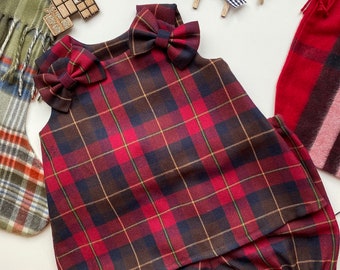 Vestido peto y bombachos a cuadros / Conjunto navideño para bebé a cuadros en tonos baya y azul marino con lazo.