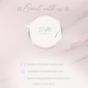 Puede incluir: Un gr&aacute;fico rosa p&aacute;lido con el texto Connet with us sobre un logotipo circular que contiene las letras DM, la palabra HANDMADE y el contorno de un coraz&oacute;n hecho con aguja e hilo. Debajo hay iconos de Facebook, Instagram y una direcci&oacute;n de correo.