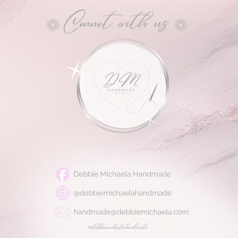 Puede incluir: Un gr&aacute;fico rosa p&aacute;lido con el texto Connet with us sobre un logotipo circular que contiene las letras DM, la palabra HANDMADE y el contorno de un coraz&oacute;n hecho con aguja e hilo. Debajo hay iconos de Facebook, Instagram y una direcci&oacute;n de correo.