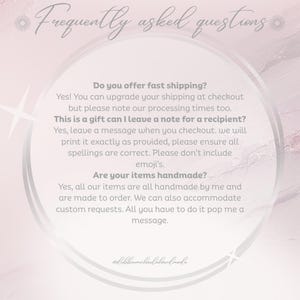 Puede incluir: Un gr&aacute;fico rosa claro con un borde circular blanco que contiene el texto Frequently asked questions. Incluye detalles sobre mejoras de env&iacute;o, notas de regalo y art&iacute;culos hechos a mano bajo pedido con opciones de personalizaci&oacute;n.