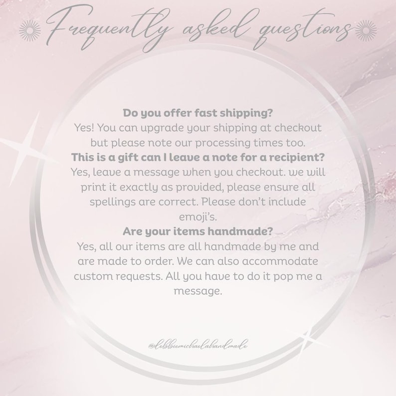 Puede incluir: Un gr&aacute;fico rosa claro con un borde circular blanco que contiene el texto Frequently asked questions. Incluye detalles sobre mejoras de env&iacute;o, notas de regalo y art&iacute;culos hechos a mano bajo pedido con opciones de personalizaci&oacute;n.