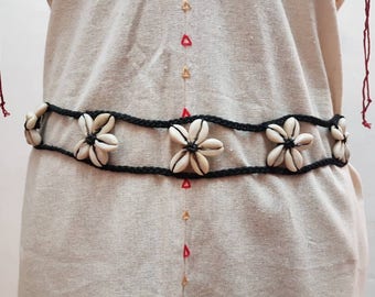 Braided macrame belt with flower-shaped shells