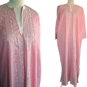Vintage 70&#39;s Pink Ghalabia, Pink Maxi Dress With White Embroidery, Kaftan Dress, Ethnic Style, Slits In The Bottom Half