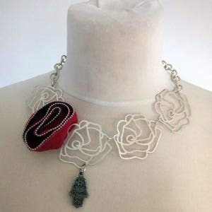 Rosen, Metall und Stoff-Rosen-Kette, israelischen Marke REUMA, Rosen-Blumen-Statement-Kette, eleganten Blumenschmuck
