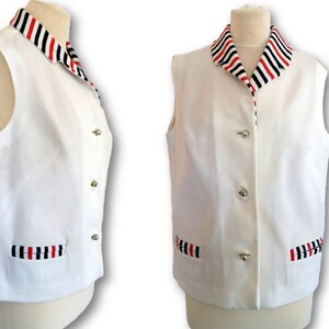 Vintage 60er Jahre Weißes Shirt mit blauem und rotem Kragen, Button Down Shirt, V Ausschnitt Bluse, weißes Shirt, Sailor Top